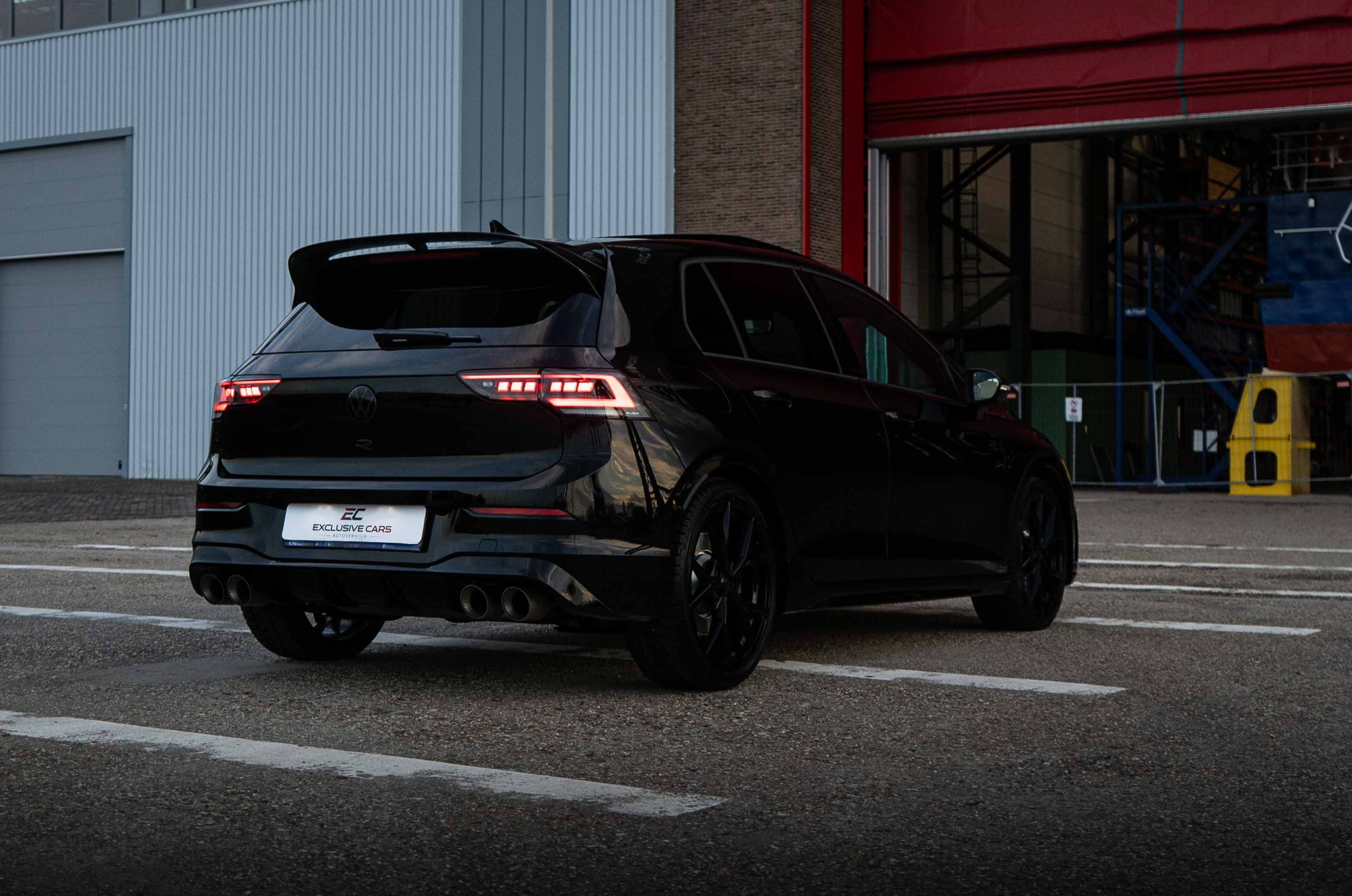 VW Golf 8.5R 2025 Special Black Edition Akrapovič foto 2