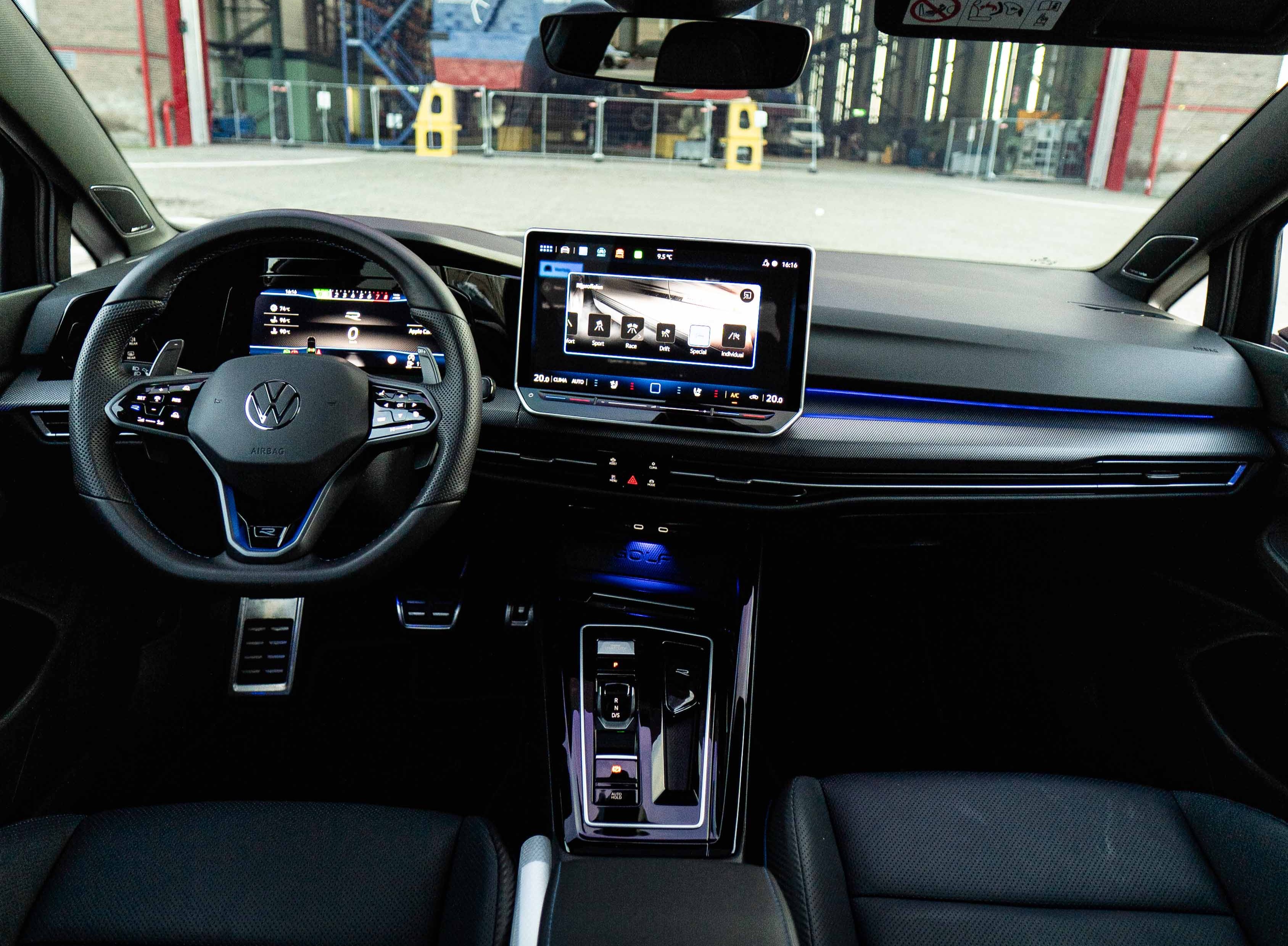 VW Golf 8.5R 2025 Special Black Edition Akrapovič foto 8