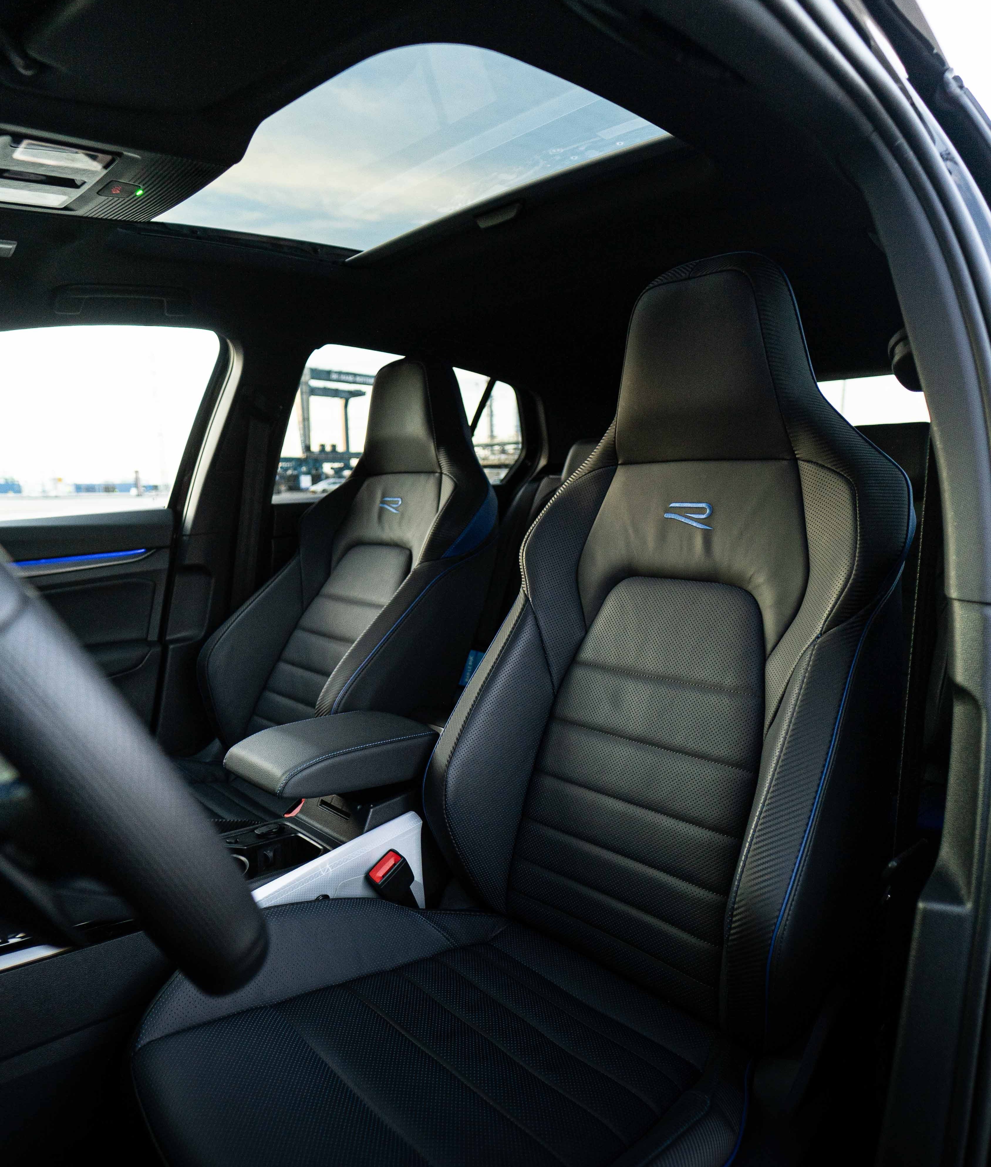 VW Golf 8.5R 2025 Special Black Edition Akrapovič foto 11